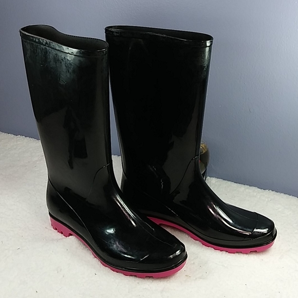 Shoes - BLACK AND PINK RAINBOOTS SIZE 9